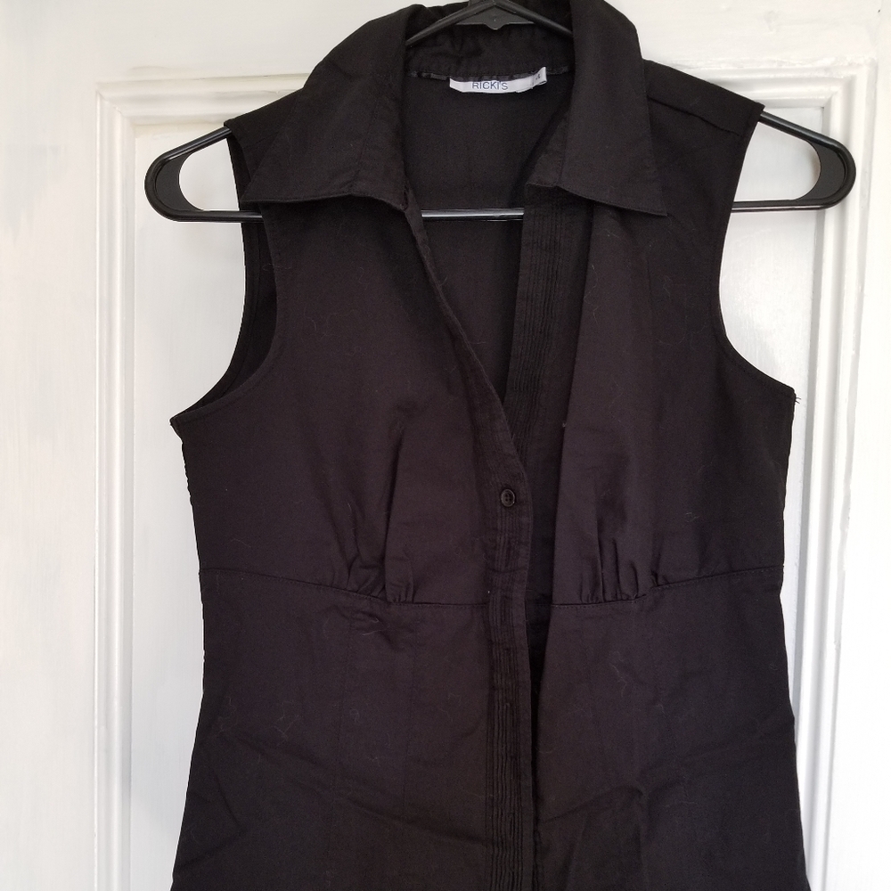 Sleeveless dress shirt